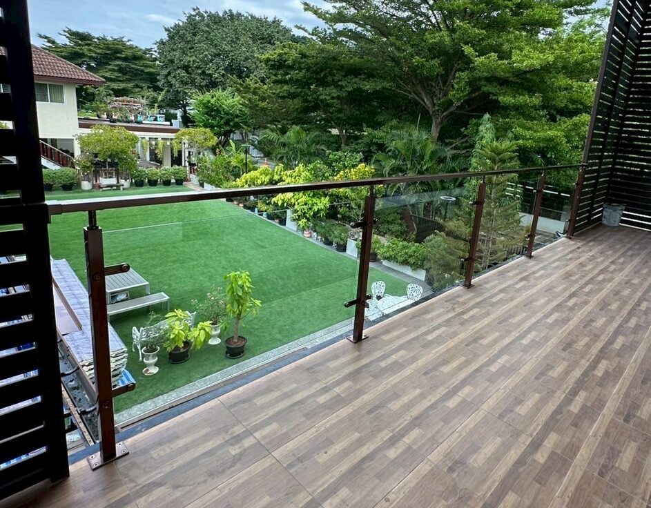 ราวกันตกเสาสแตนเลสประกอบกระจกนิรภัย เพื่อบ้านปลอดภัยและสวยงาม